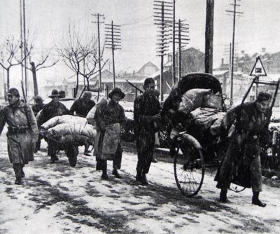 在南京市內，日本軍雇用支那人(China人, 現：中國人)運送糧食的過程（1938.1.20拍攝）日本軍當時分配糧食給南京市民，在南京沒有一個人餓死。（雇用：有領錢的，非做白工.jpg